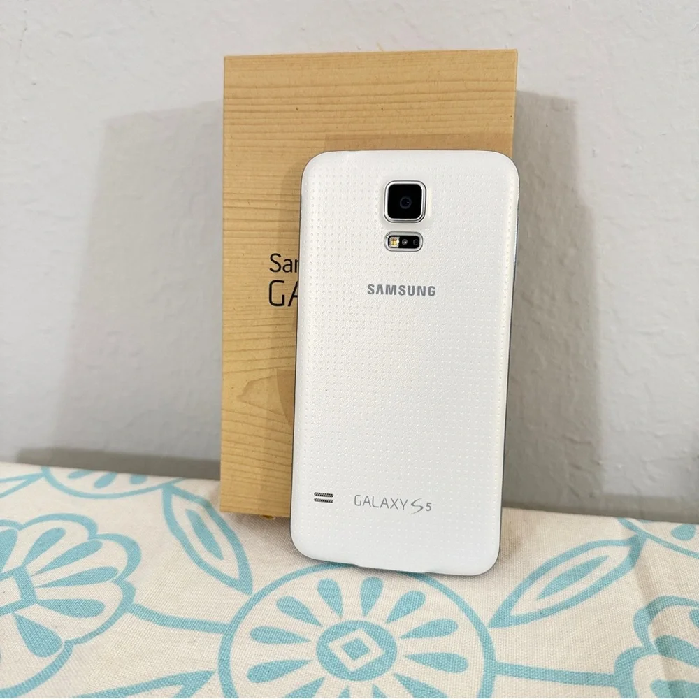 Unlocked Samsung Galaxy S5 flagship phone and charger and spare battery!
